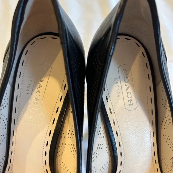 Beautiful Coach Signature Black Stelleto Bow Tie Pumps - Picture 4 of 6